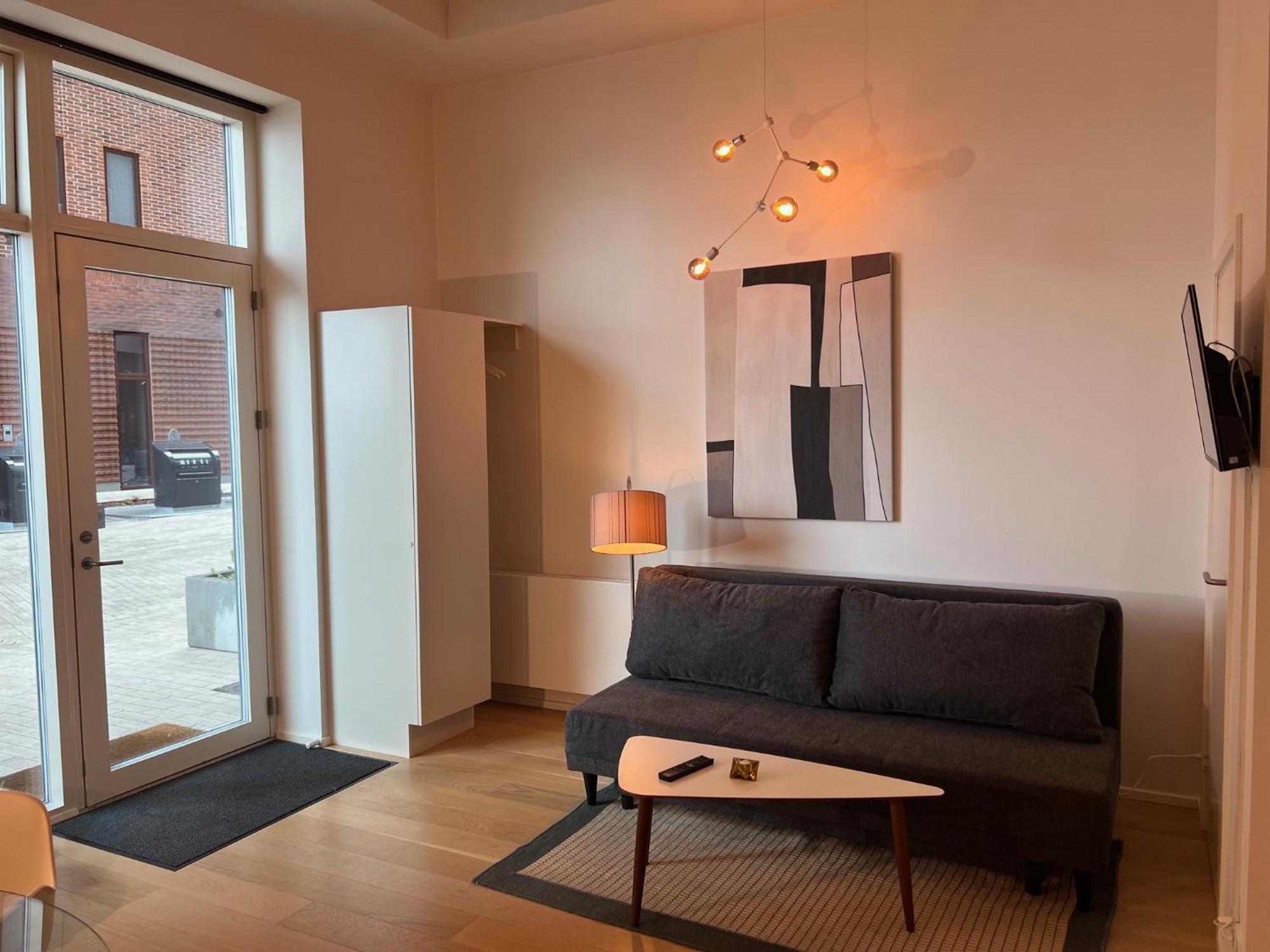 Exclusive Harbourfront With Private Entrance Apartment *
