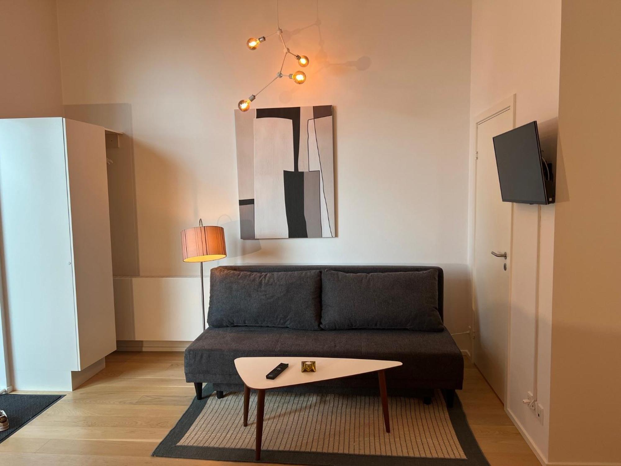 Exclusive Harbourfront With Private Entrance Apartment *