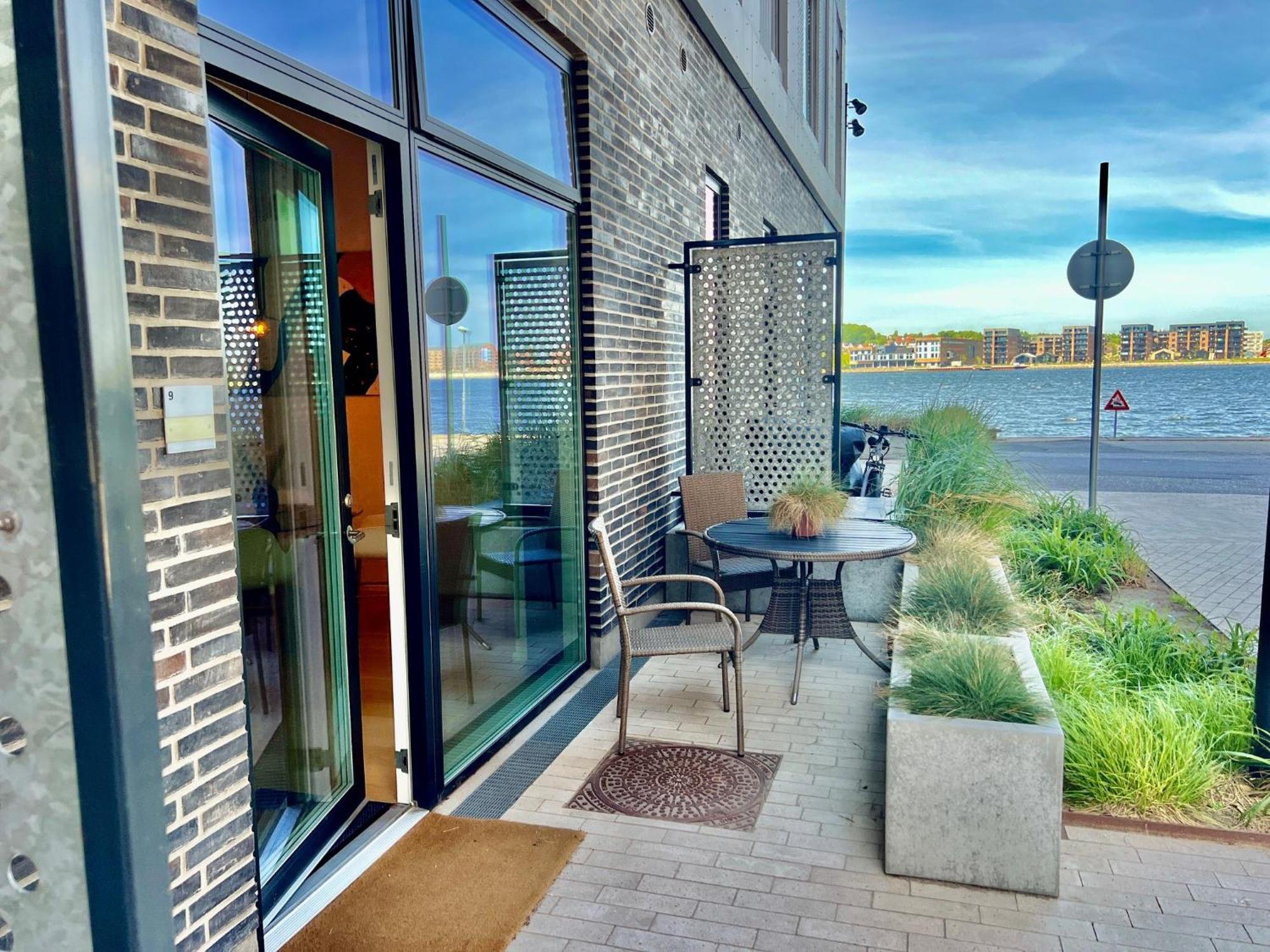 Exclusive Harbourfront With Private Entrance Apartment *