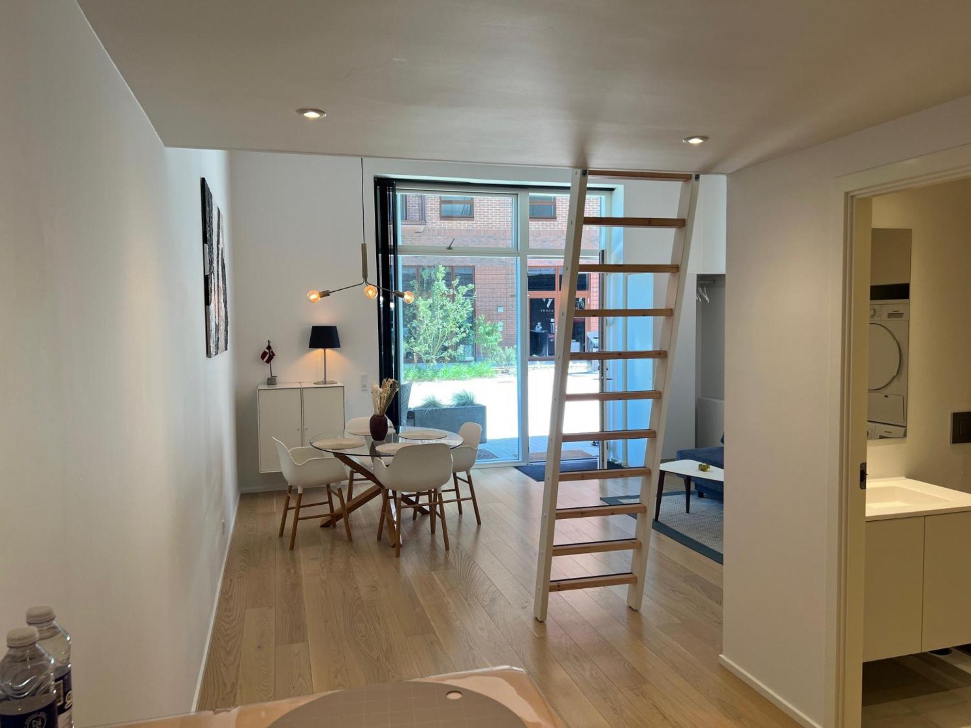 Exclusive Harbourfront With Private Entrance Apartment