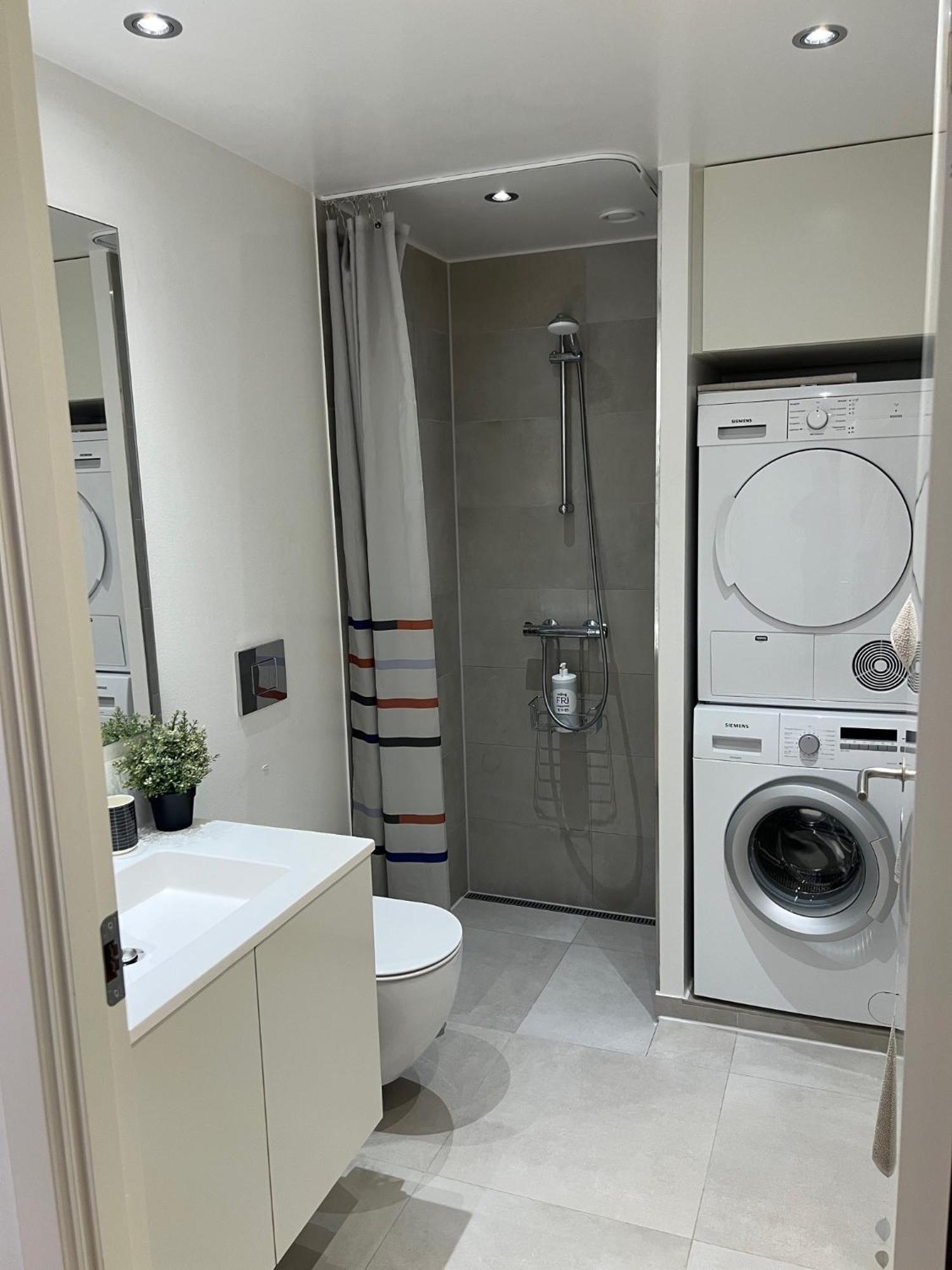 Exclusive Harbourfront With Private Entrance *